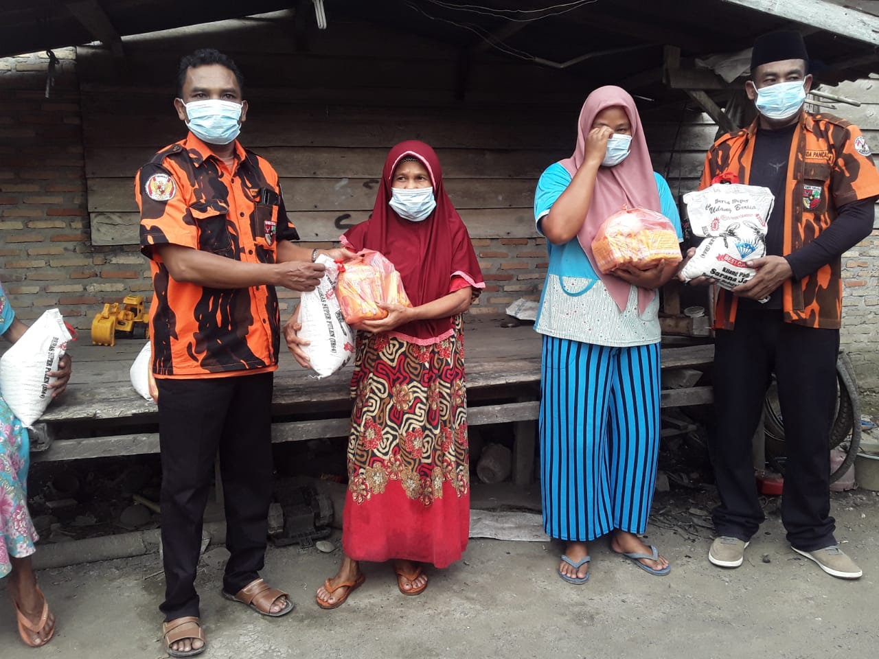 Ketua MPC Labuhanbatu H Andi Suhaimi DalimuntheÂ ST.MTÂ Serahkan Ratusan Paket Sembako Ke Kaum Duafa.