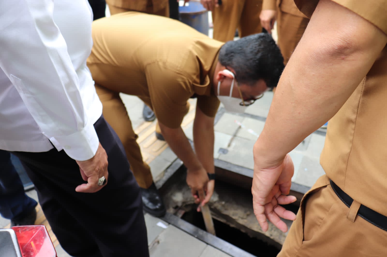 Antisipasi Banjir, Bupati Toba dan Tim Kementerian PU PR Tinjau Gorong-gorong Pelabuhan  Ajibata