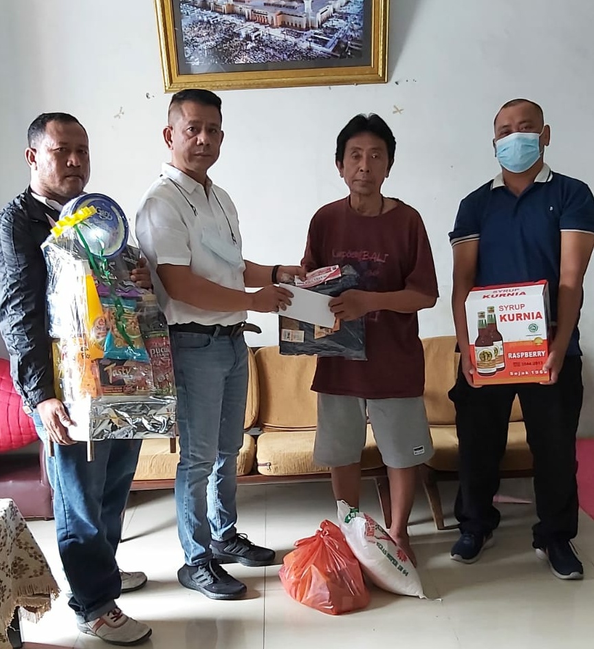 Jelang Idulfitri, Ketua Pewarta Berikan Paket Lebaran dan Sembako kepada Ismugiman