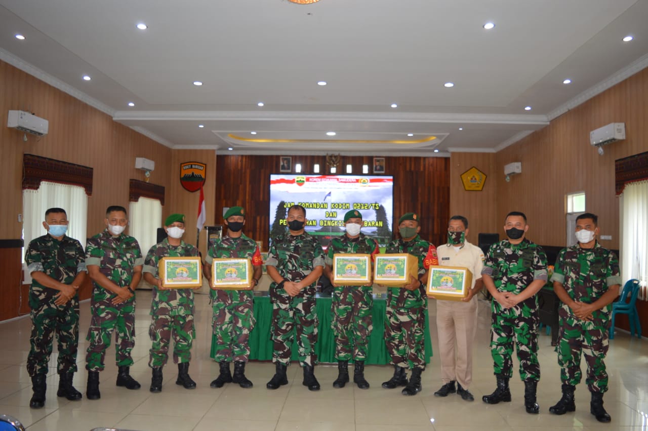 Jelang Lebaran, Dandim 0212/TS Berikan Bingkisan Lebaran Kepada PNS & Prajurit KODIM 0212/TS