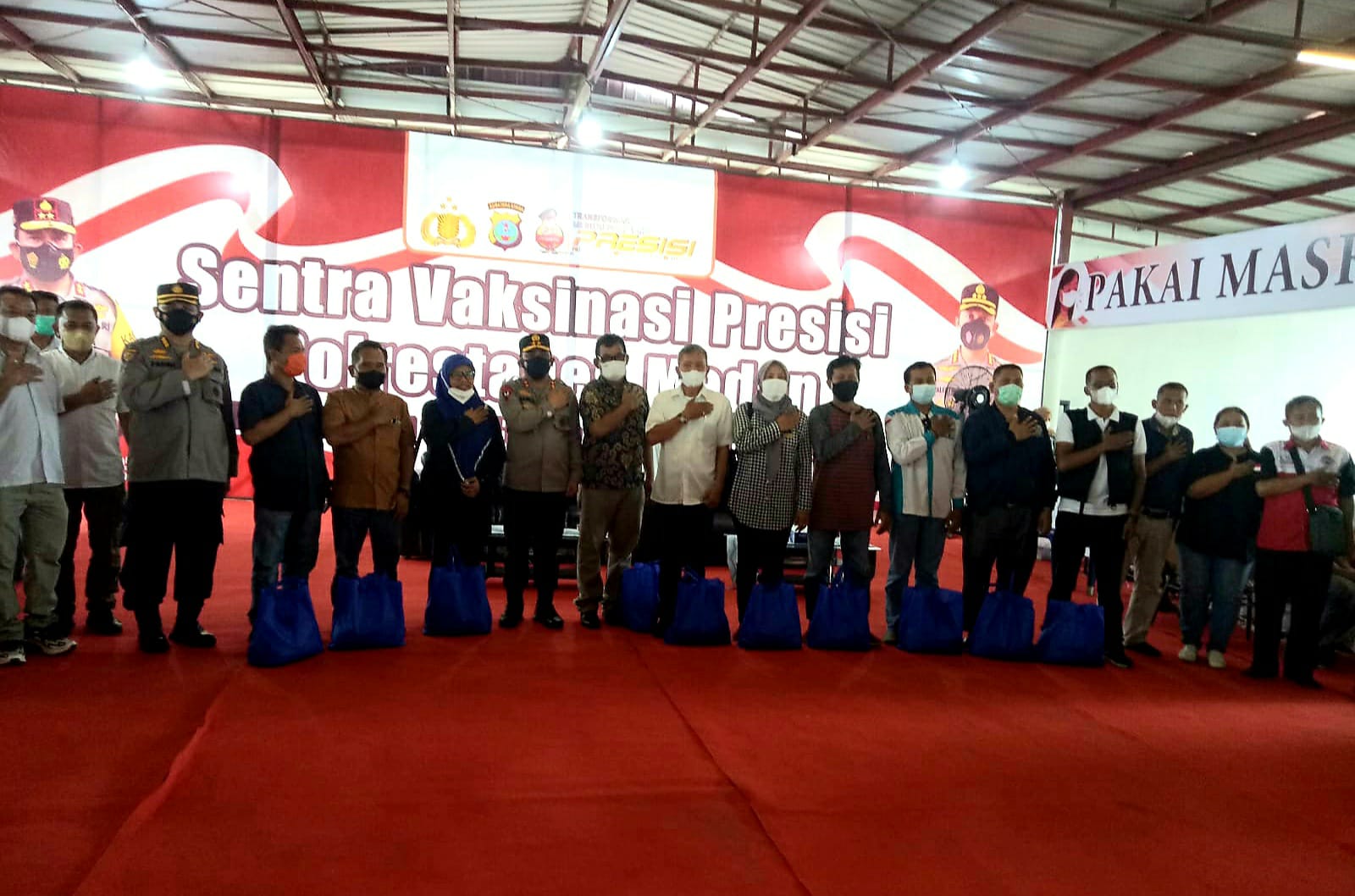 Sambut May Day, Polda Sumut Gelar Vaksinasi dan Bagikan 3000 Paket Sembako Kepada 52 Serikat Pekerja/BuruhÂ 