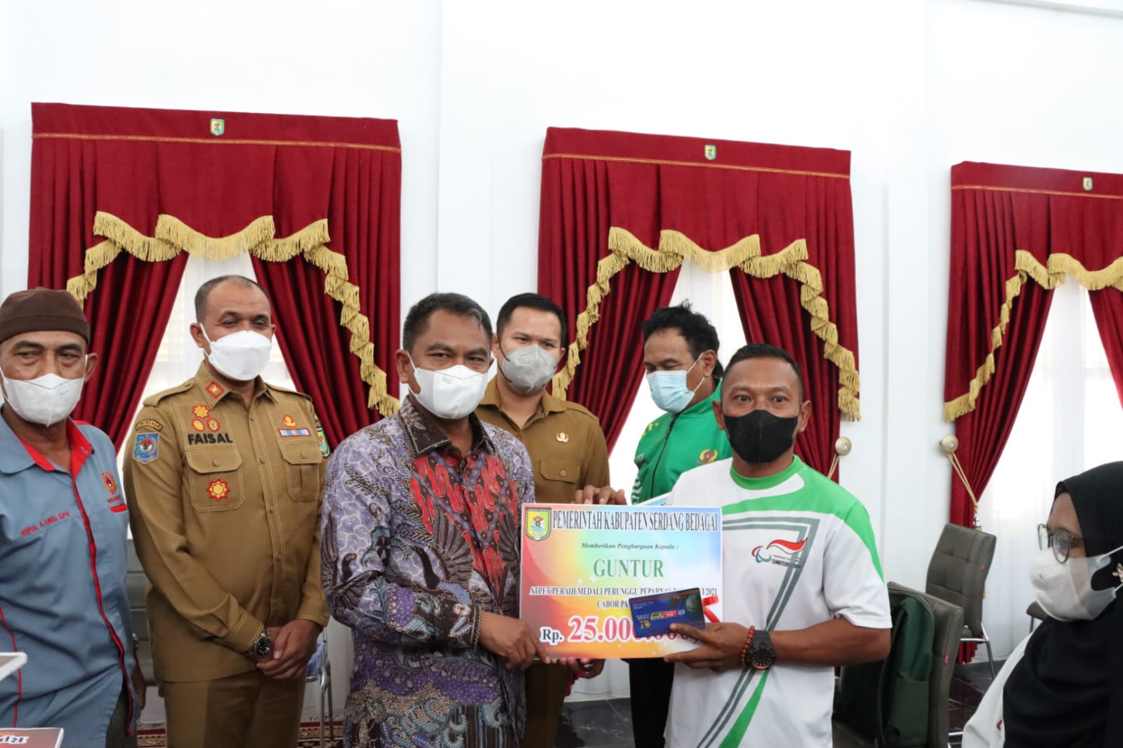 Harumkan Nama Sergai Di ajang PON dan Perpanas Papua, Bupati Darma Wijaya Berikan Taliasih Kepada Atlet Peraih Medali