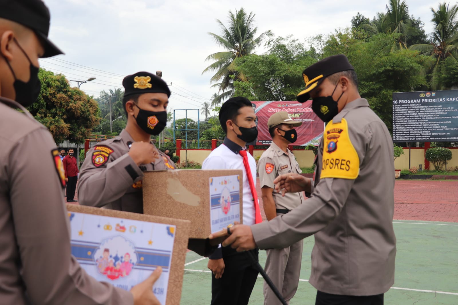 KAPOLRES MADINA SERAHKAN BINGKISAN PARCEL LEBARAN KEPADA PERSONIL SECARA SIMBOLIS