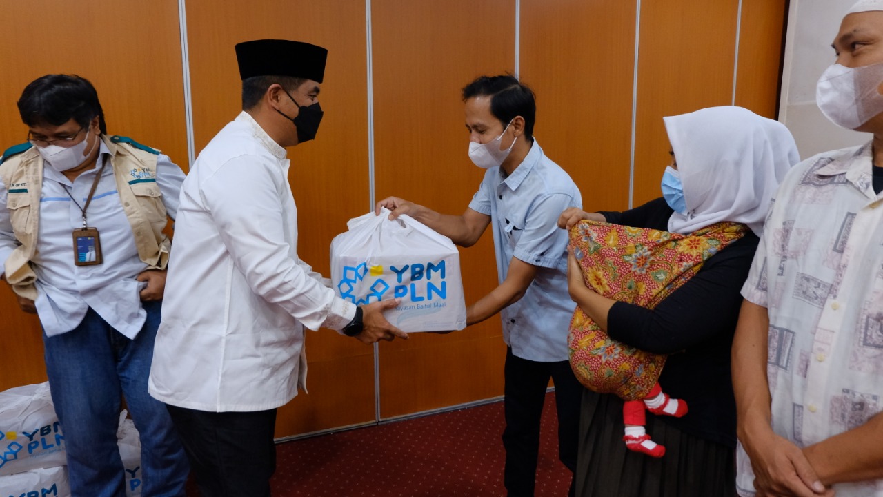 Jelang Idul Fitri 1443 H, YBM PLN UIP Sumbagut Berbagi Bingkisan