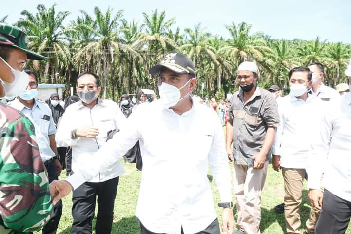 Gubsu Serahkan Bantuan Sembako Bagi Warga Madina dan Palas