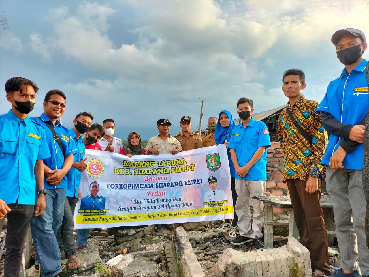 Karang Taruna Simp Empat Bersama Forkopimcam Bantu Korban Kebakaran Sei Apung Jaya