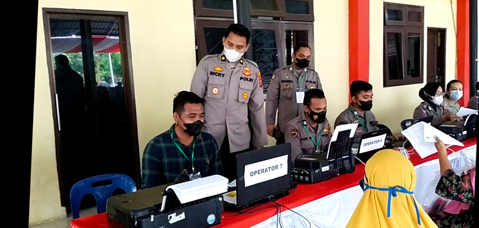 Hari Ke- 2,  Pendistribusian Penyaluran Bantuan Tunai Kepada PKL Dan Warung Serta Nelayan (BTPKLWN) di Aula Terbuka Polresta Deli Serdang