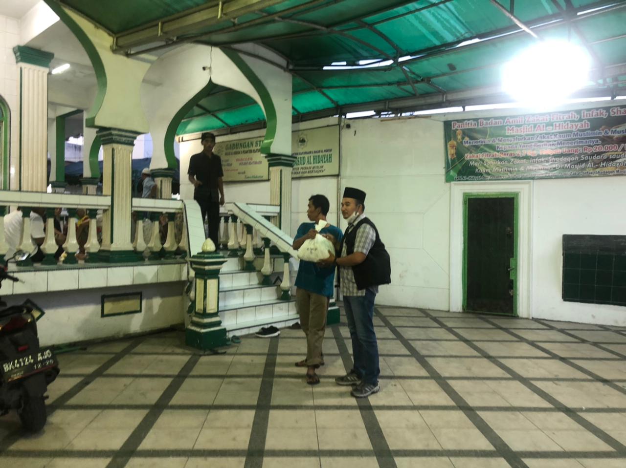 Indahnya Berbagi, Bakopam Sumut Bagikan Nasi Bungkus ke Masjid di Medan