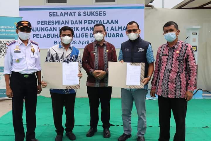Go Green, Bupati Toba Resmikan Anjungan Listrik Mandiri di Pelabuhan Mulia Raja Napitupulu