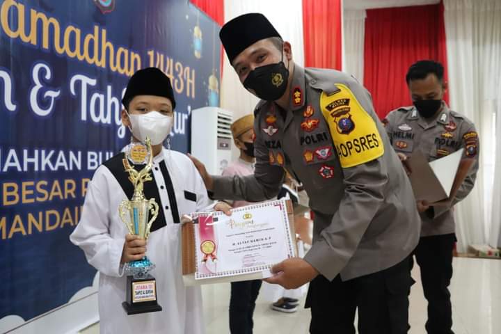 KAPOLRES MADINA SERAHKAN HADIAH KEPADA PEMENANG LOMBA ADZAN DAN HAFIDZ QURâ€™AN