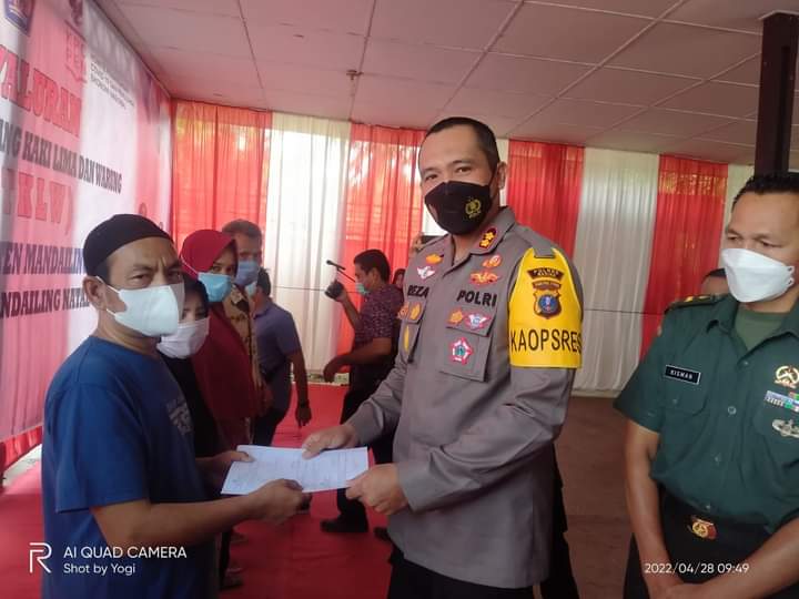 Kapolres Madina Serahkan Bantuan Sebanyak 1.600 PKL & PR Dari BTP