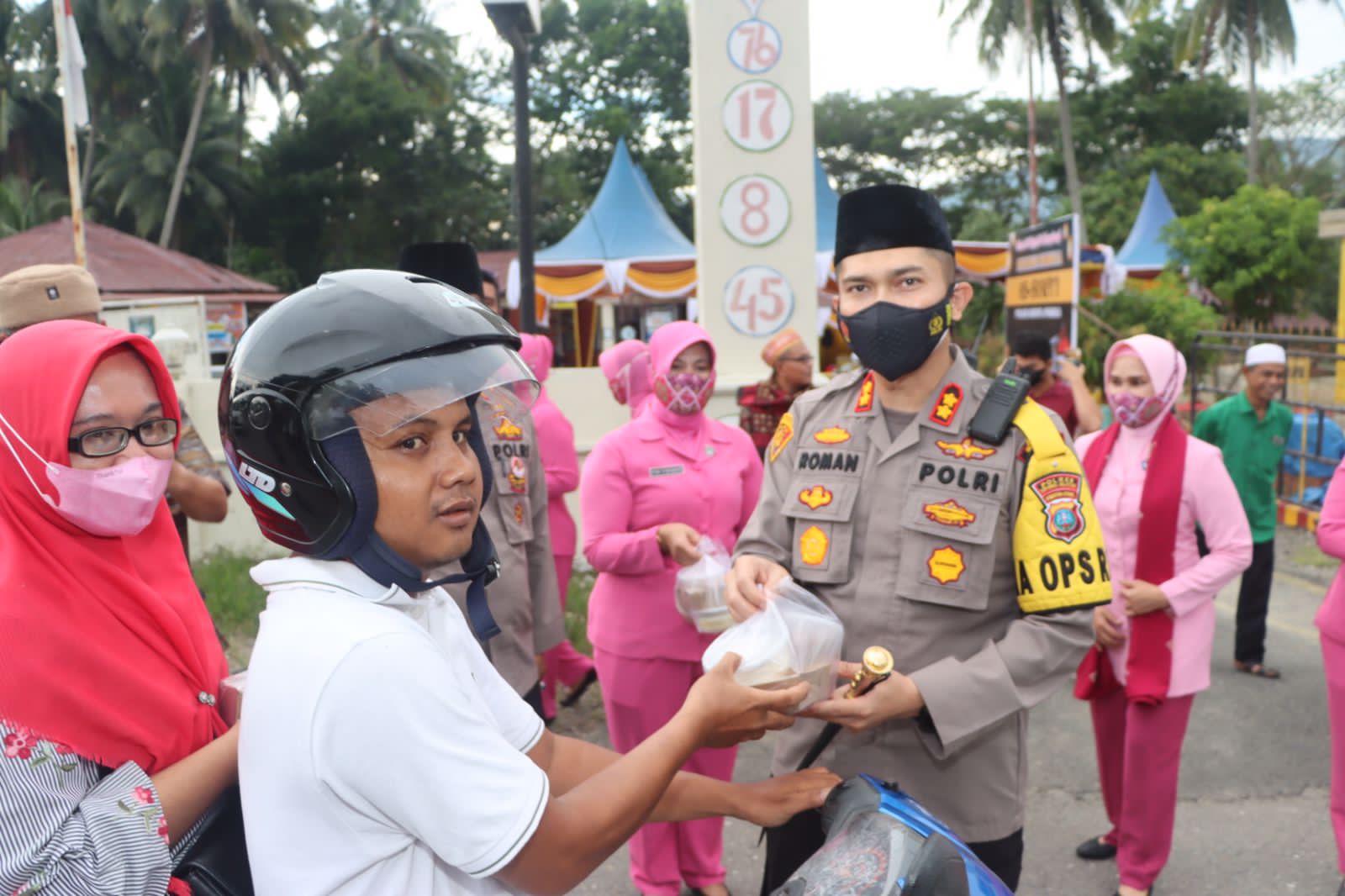 Kapolres Tapsel Bagi-Bagi Takjil ke Masyarakat Batang Angkola