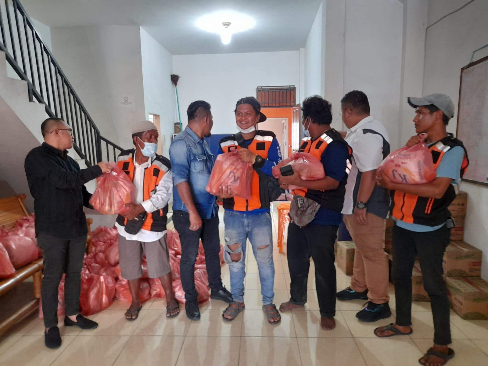 Jelang Lebaran, PT BPM Bagi Ratusan Paket Sembako Untuk  Jukir E Parking.