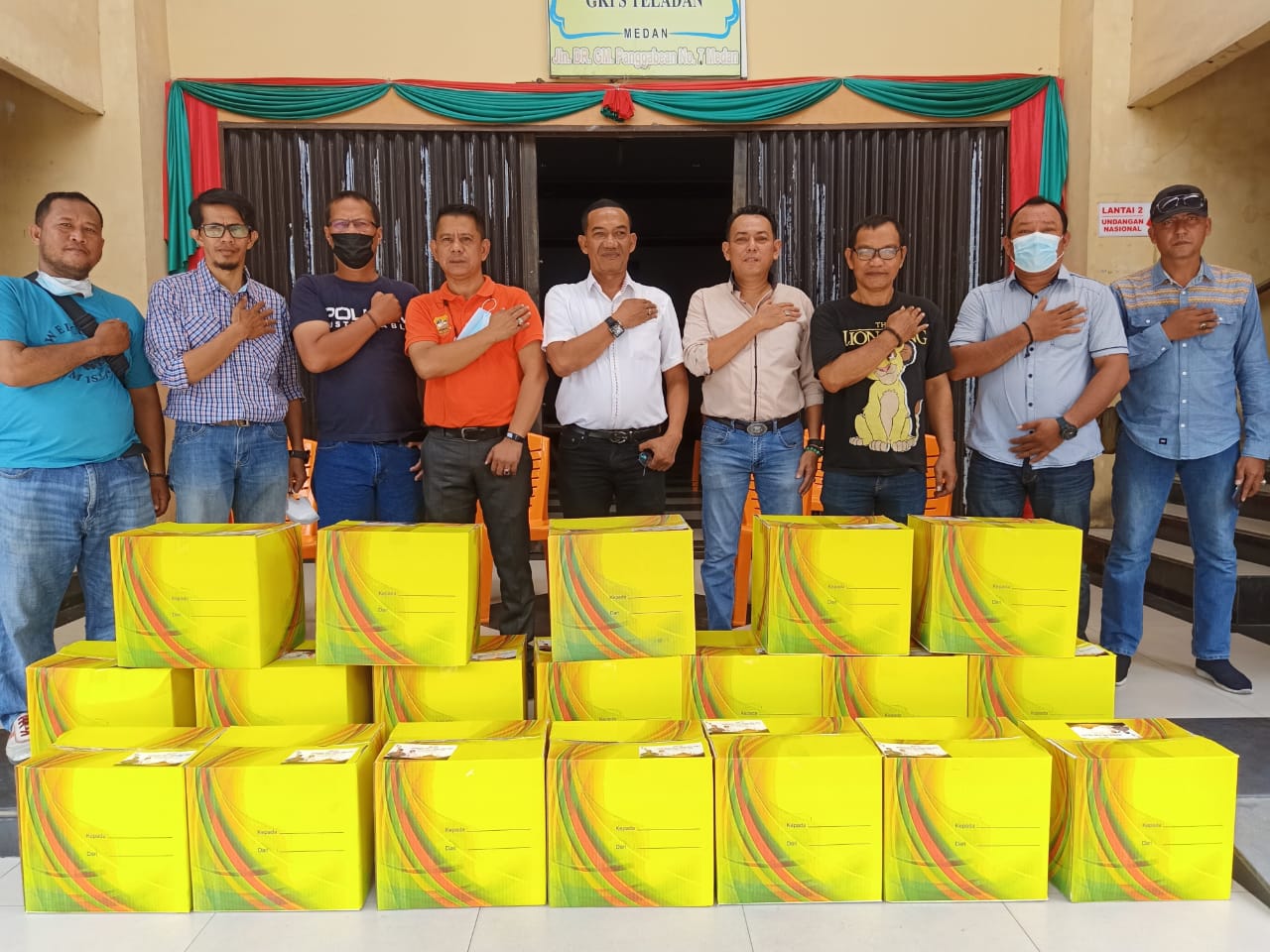 Serahkan Bingkisan Lebaran, Kapolri Ajak Media Terus Ingatkan Warga Soal Prokes Saat Mudik