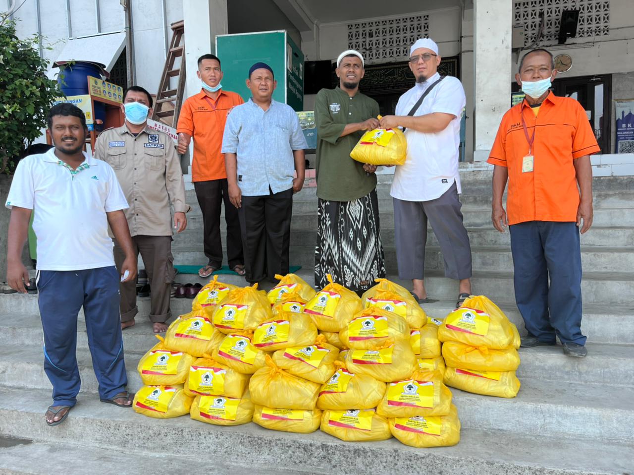 Golkar Berbagi Tali Asih Kepada Petugas Kebersihan  dan Tukang Parkir Masjid Agung