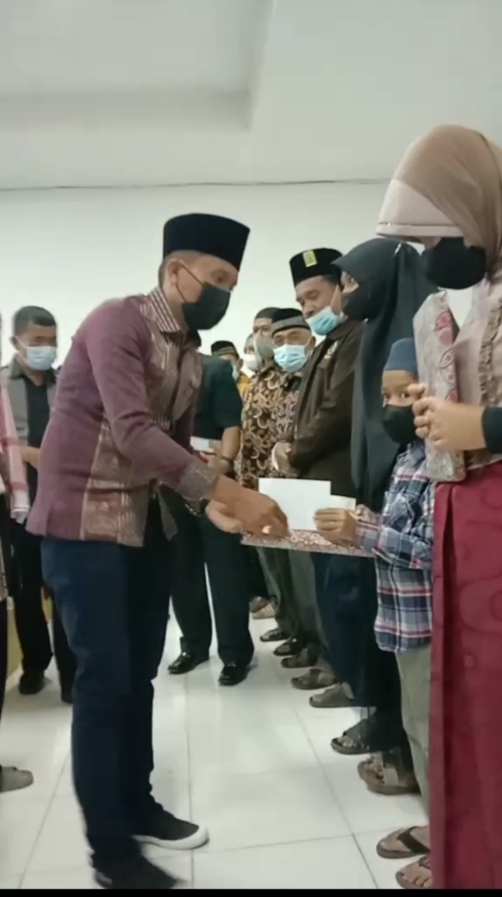 Menyambut Hari Raya Idul Fitri Wabup Toba Membagi Tali Asih kepada Anak Yatim