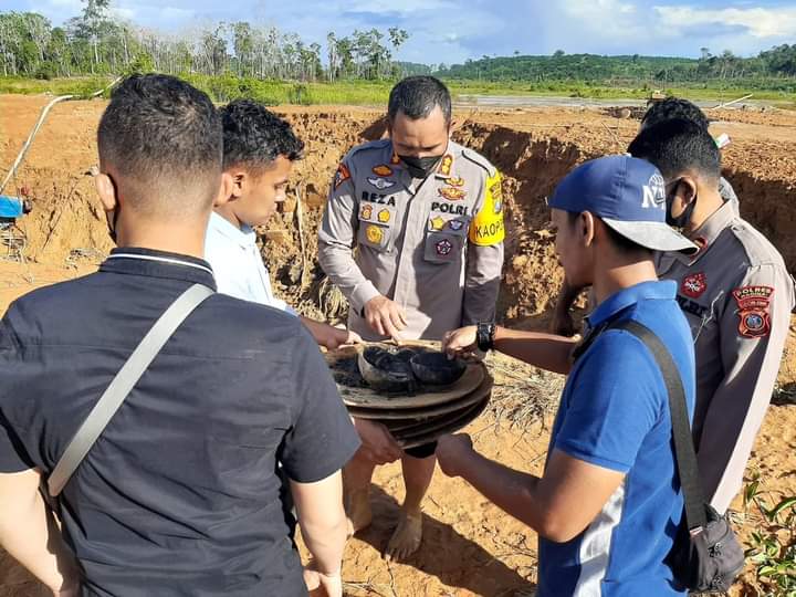 KAPOLRES MADINA TURUT BERDUKA CITA ATAS INSIDEN TANAH LONGSOR YANG MENIMPA 14 ORANG WARGA DESA BANDAR LIMABUNG
