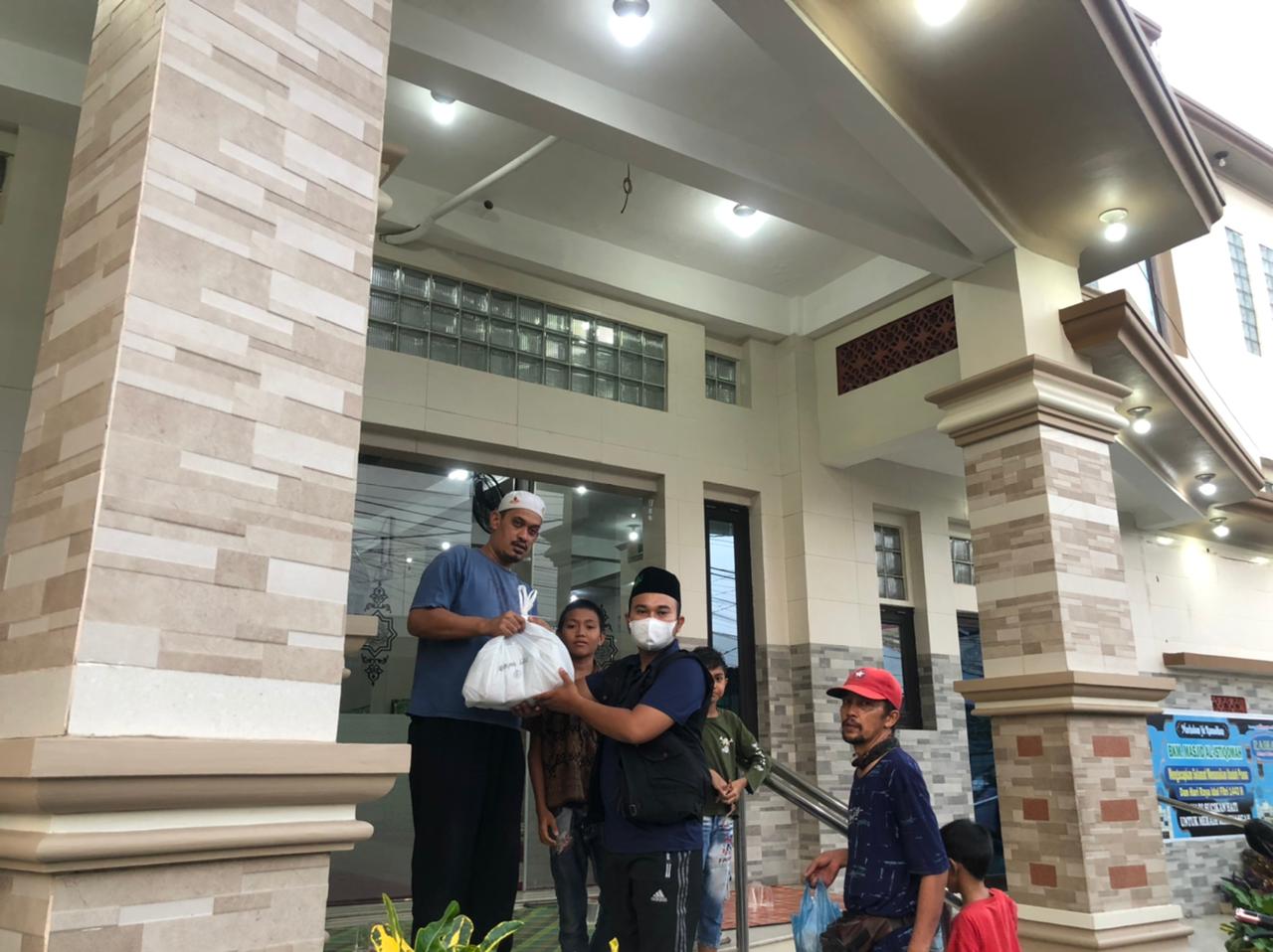 Bakopam Bagikan Nasi Bungkus ke Masjid