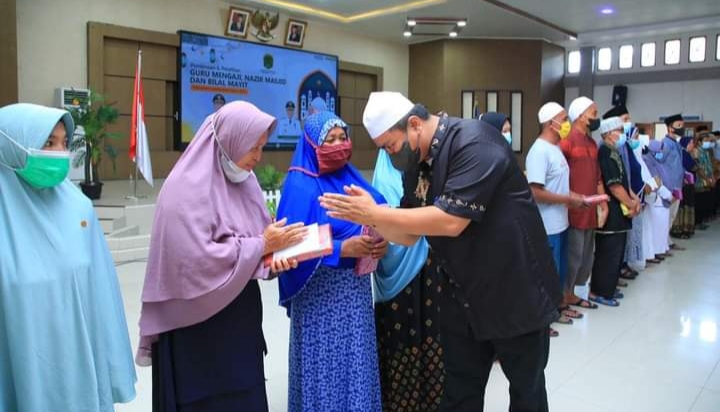 Bupati Labura Serahkan Tali Asih Kepada Guru Mengaji, Bilal Mayit, dan Nazir Masjid
