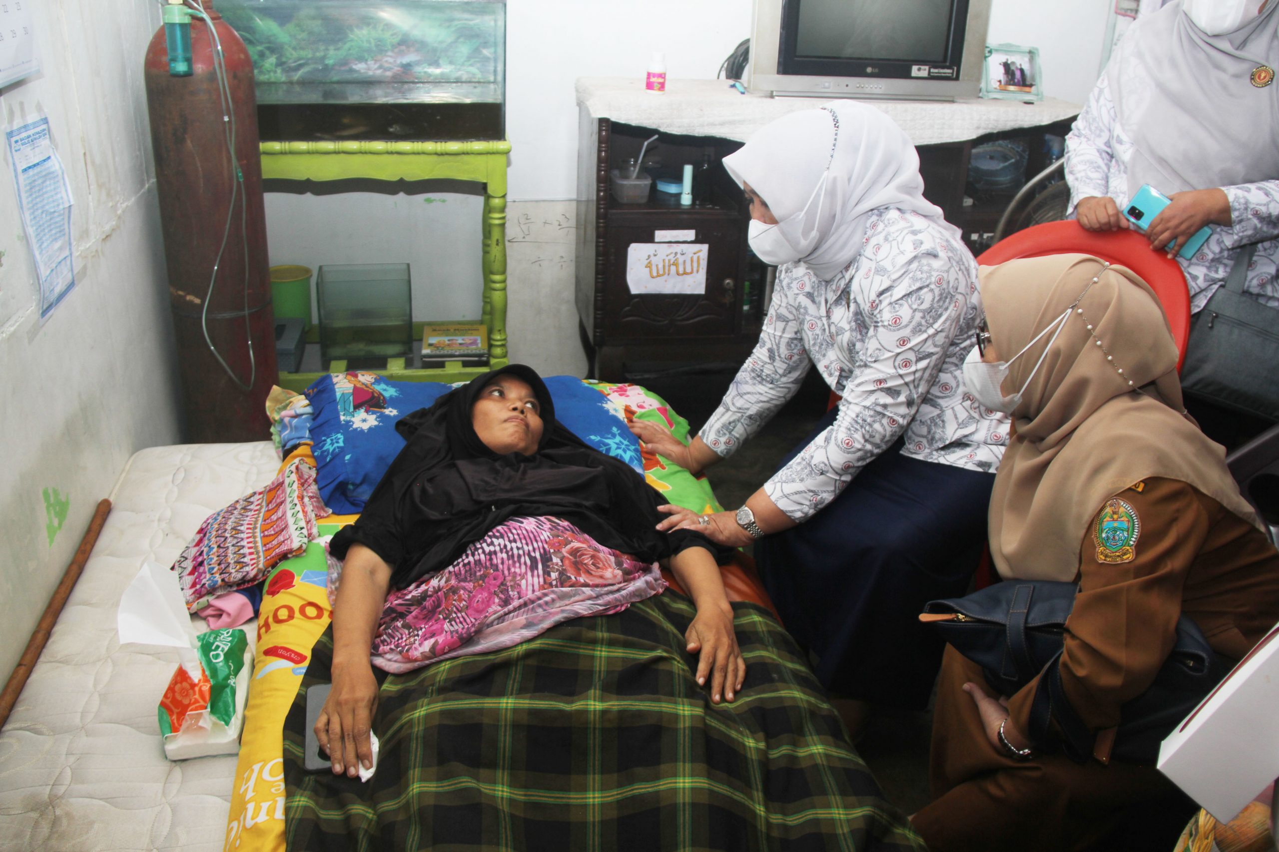 Nawal Lubis Bantu Guru Diduga Menderita Kanker Payudara Menjalani Pengobatan Medis