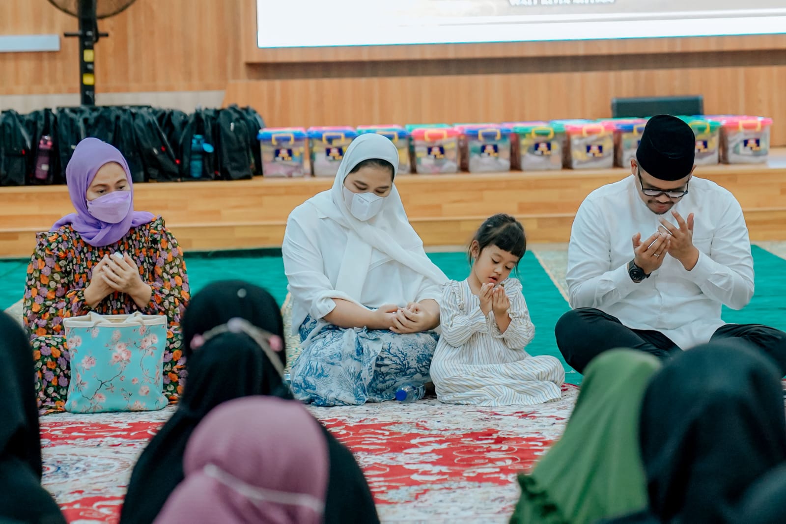 Sebagai Bentuk  Syukur & Lanjutkan Ajaran Almarhum Ayahanda, Bobby Nasution Bersama Ketua TP PKK Santuni Anak Yatim