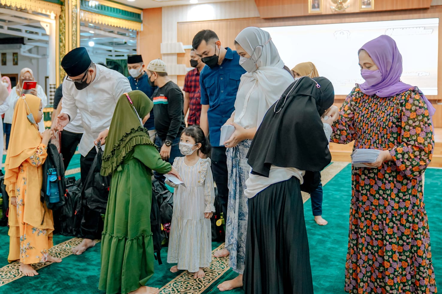 Sebagai Bentuk  Syukur & Lanjutkan Ajaran Almarhum Ayahanda, Bobby Nasution Bersama Ketua TP PKK Santuni Anak Yatim
