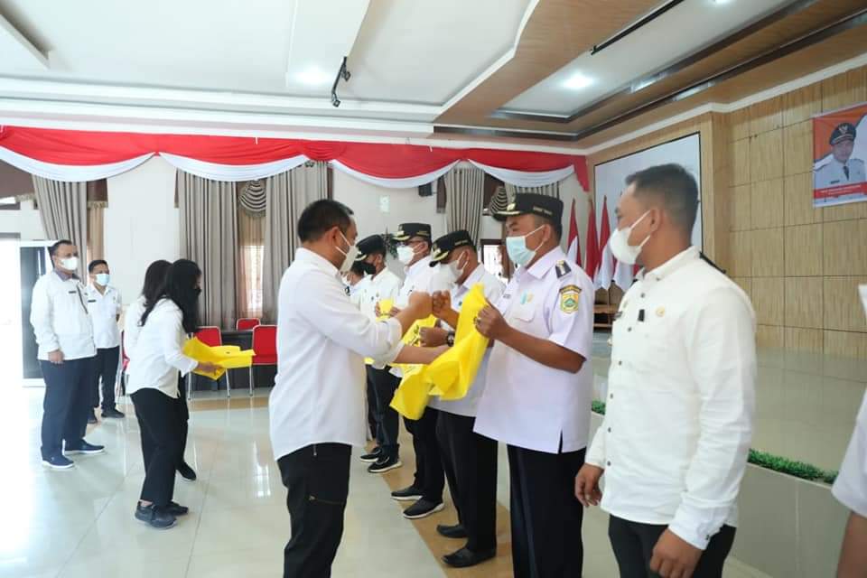 Bupati Pakpak Bharat Serahkan PiagamÂ kepatuhan wajib Pajak tahun 2021, Kecamatan Tinada Sebagai Terbaik