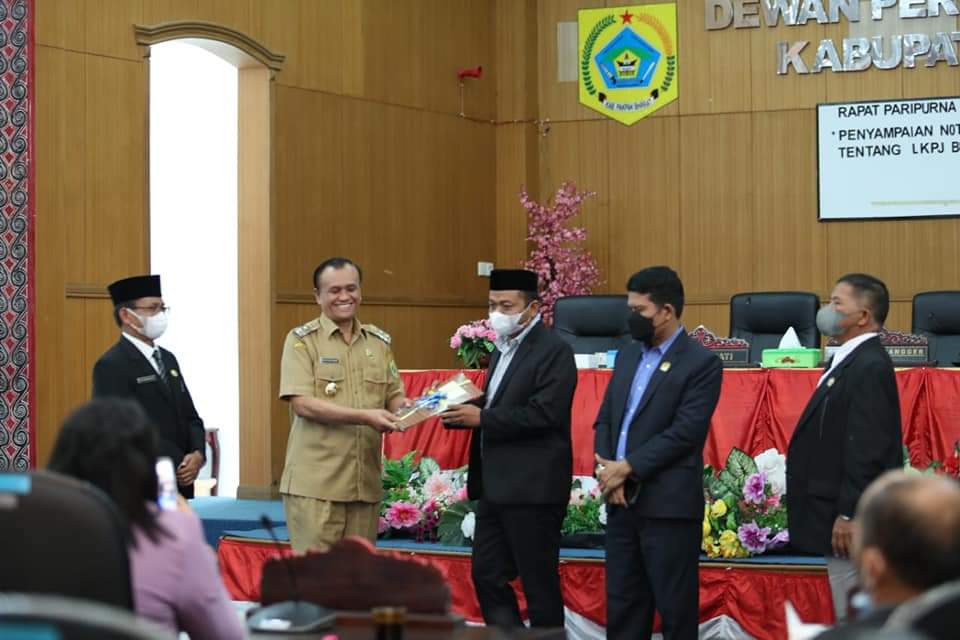 Paripurna DPRD Pakpak Bharat Wakil Bupati Sampaikan Nota Pengantar LKPJ TA 2021