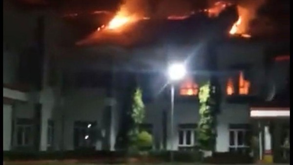 Kantor Bupati Halmasel Terbakar