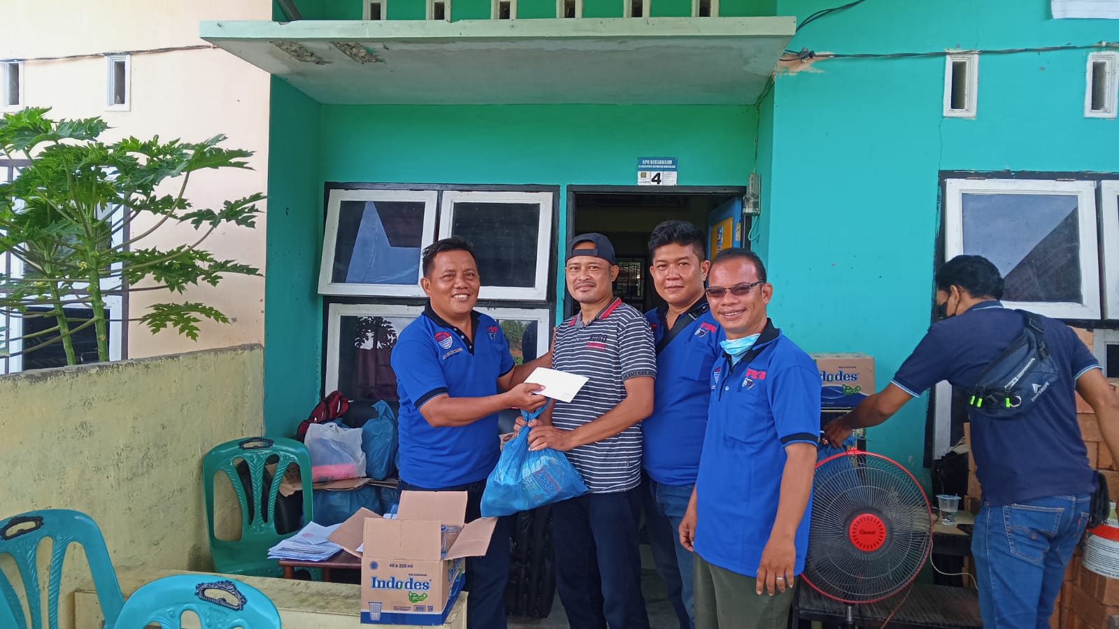 Dipenghujung Ramadhan 1443 H, Damos Simatupang Berbagi Bingkisan kepada Warga Desa Serdang Sekitar