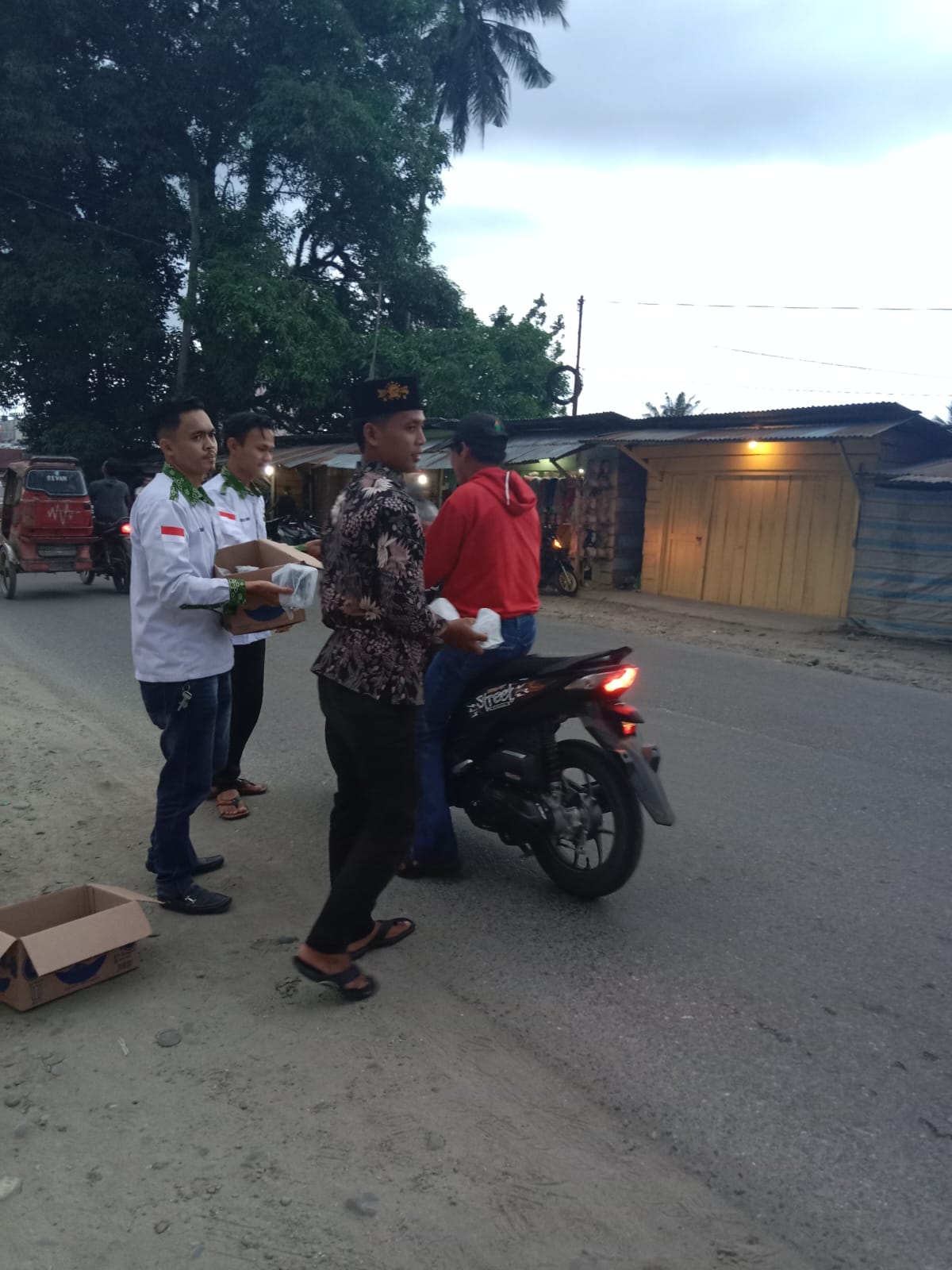 DPD IKATAN MAHASISWA PEMUDA PARSADAAN HASIBUAN PADANG LAWAS BAGI TAKJIL UNTUK MASYARAKAT