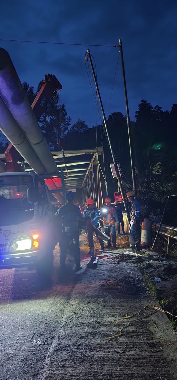 Tiang Listrik Tumbang Akibat Longsor, PLN UP3 Pematangsiantar Siaga danTanggap Pulihkan Sistem Kelistrikan