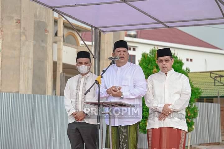 Walikota Irsan Efendi Nasution Bersama Masyarakat Sholat Idul Fitri di Masjid Agung Al-Abror