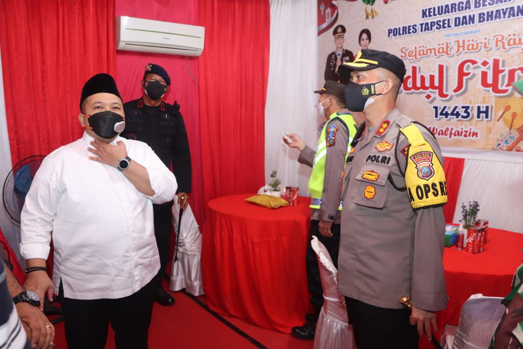 Bupati Tapsel Mendengarkan Paparan Dari Kapolres Tapsel Di Pos Pam di Wilkum Polres Tapsel