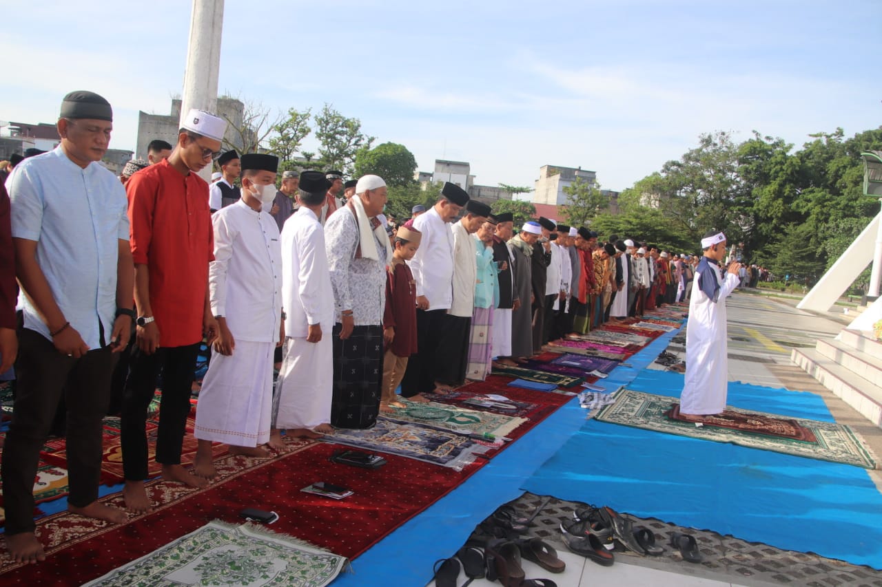 Masyarakat Shalat Idul Fitri di Alun Alun Sultan Abdul Jalil Rahmadsyah