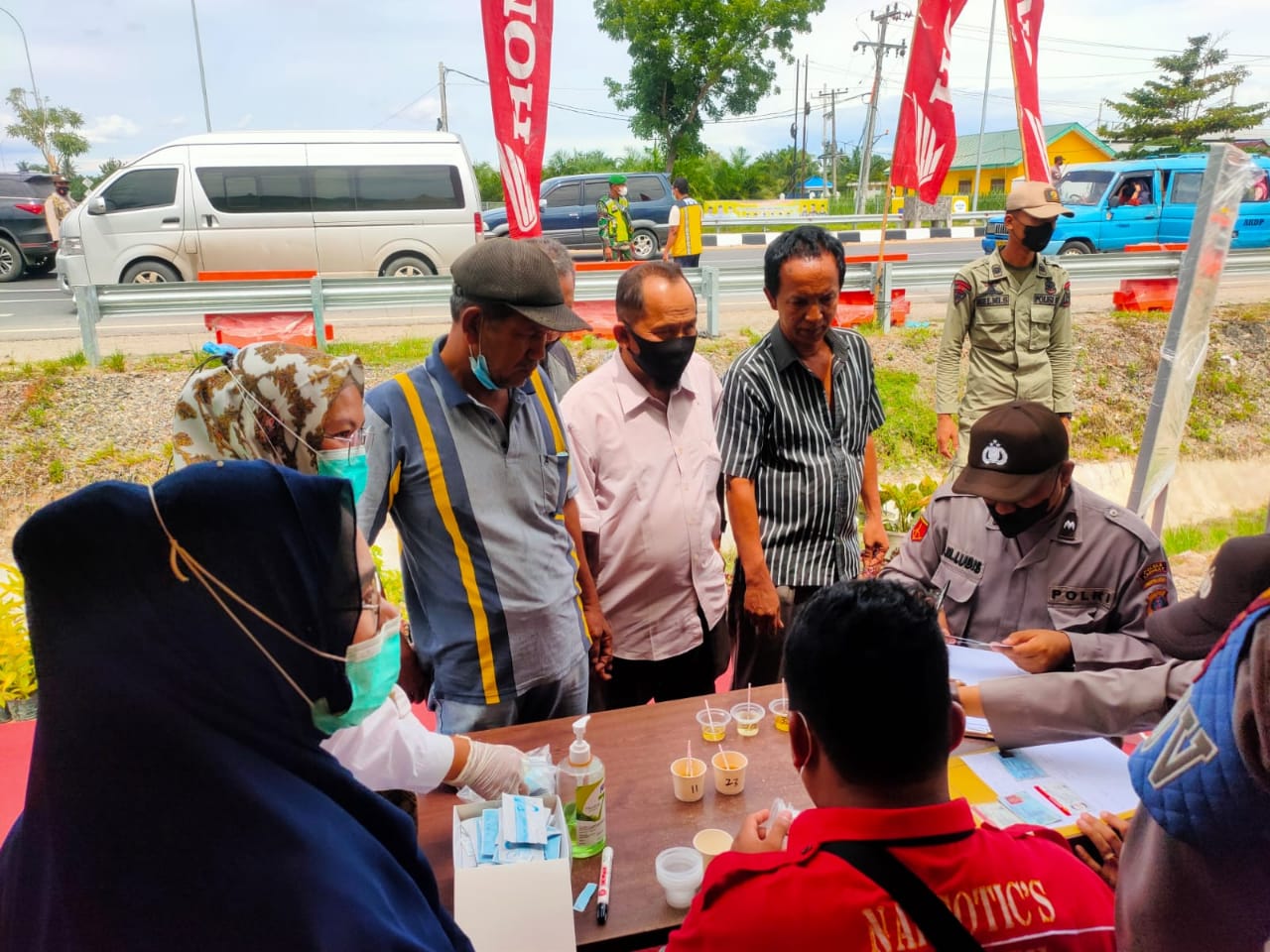 Kasat Res Narkoba Polres Langkat AKP Kusnadi Pimpin Giat Test Urine Pengemudi Arus Balik
