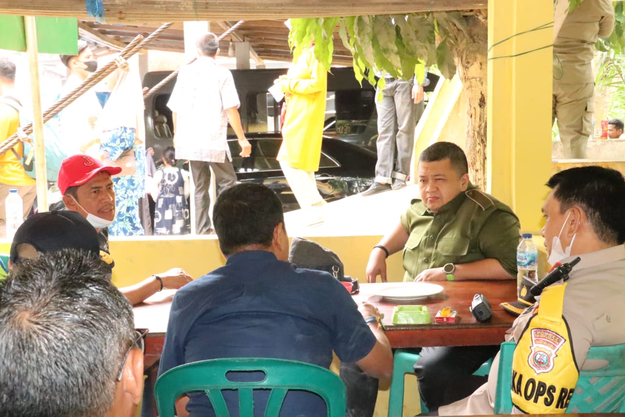 Bupati Tapsel Bersilaturahmi ke Petugas Pengamanan di Aek Sijorni