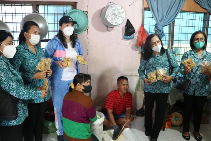 PKK Kabupaten Toba Kunjungi Perajin Ulos,Perajin Suvenir dan Rumah Produsen Makanan Ringan