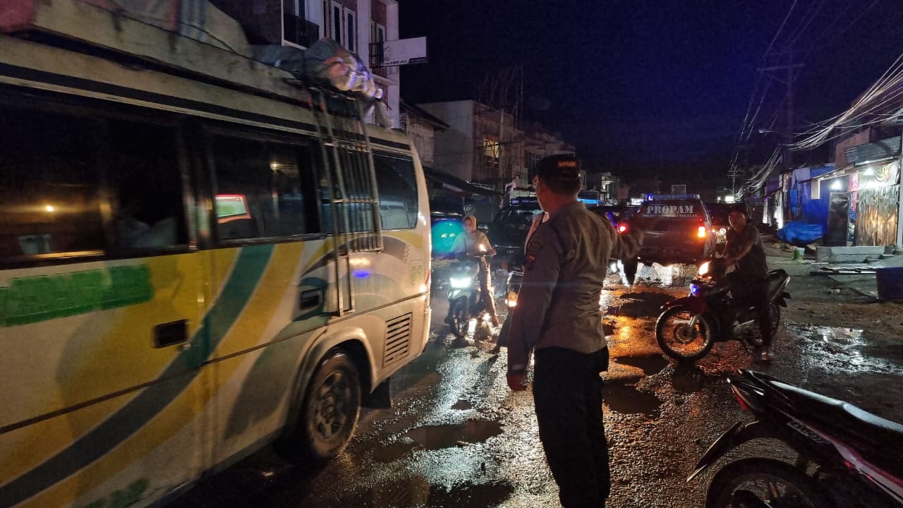 Kapolsek Padang Bolak Terjun Langsung Gatur Lalin di Tengah Insiden Kebakaran