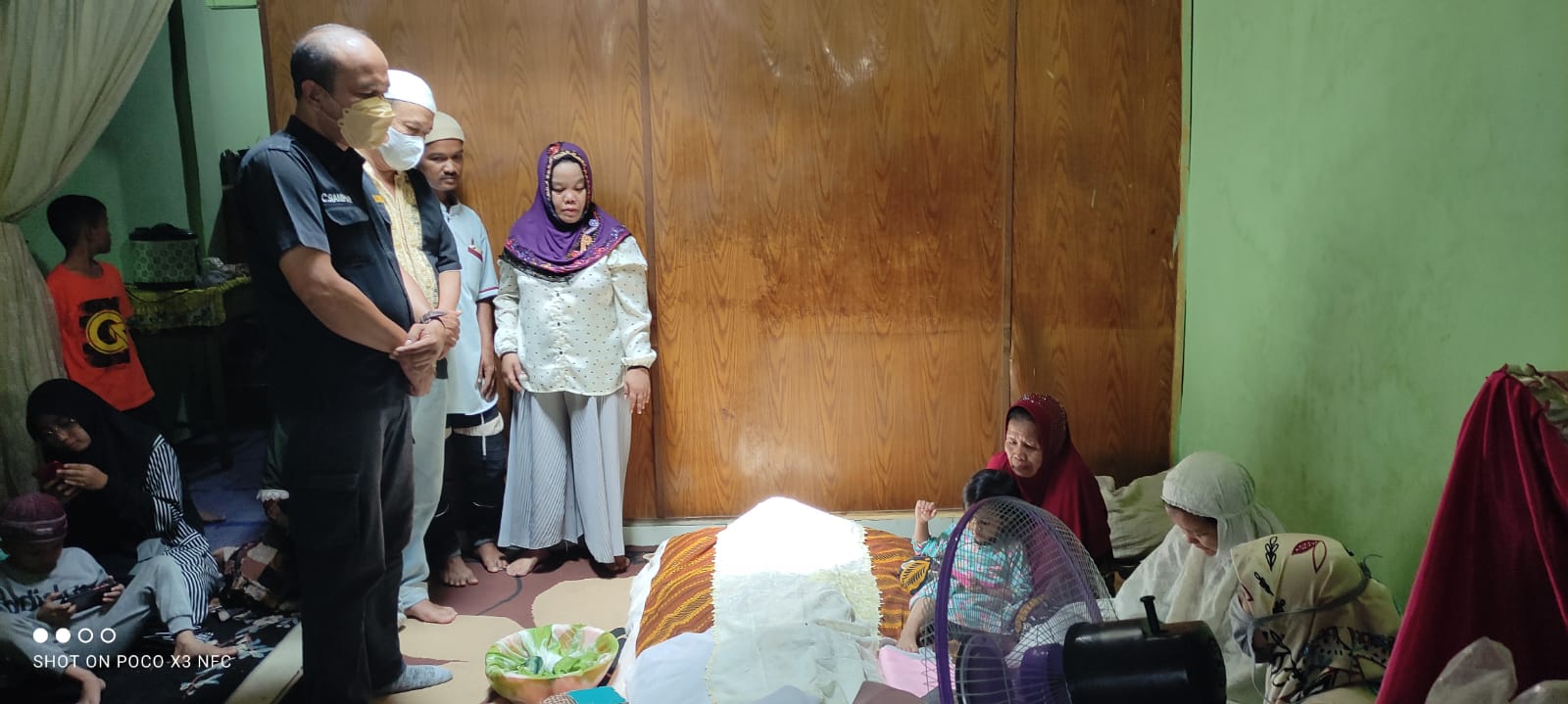 Kasie Humas Polres Asahan Ucapkan Turut Berduka Cita saat Melayat ke Rumah Duka Wartawan