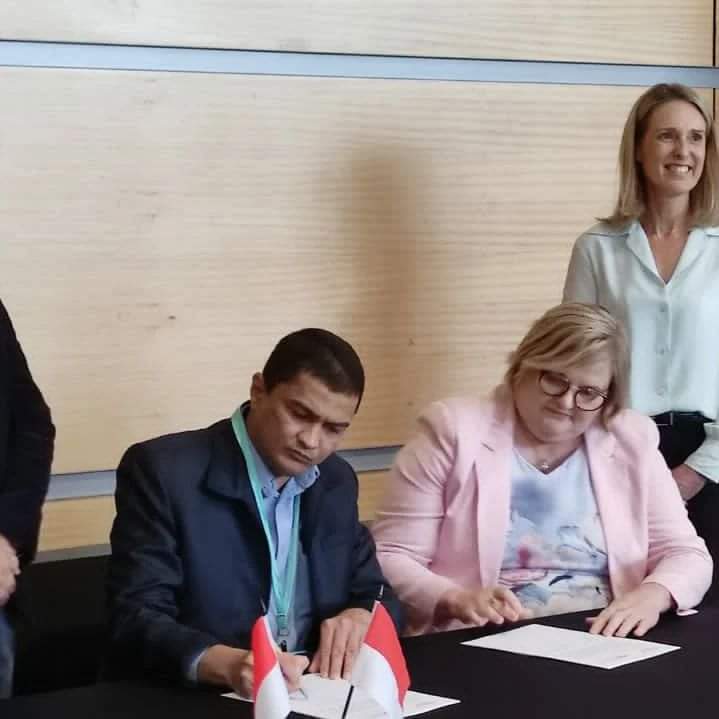 Kabir Bedi Wakil Ketua Umum Perpamsi  Menandatangani MOU