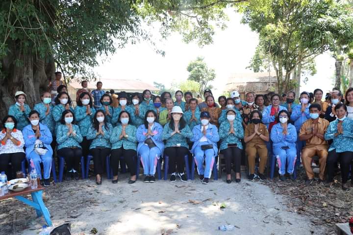 Ibu-ibu PKK Desa Patane IV buat Pupuk Organik.