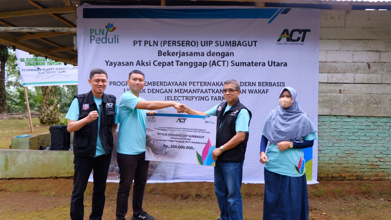 PLN Salurkan Bantuan Rp300 Juta ke ACT untuk Peternakan Berbasis Listrik