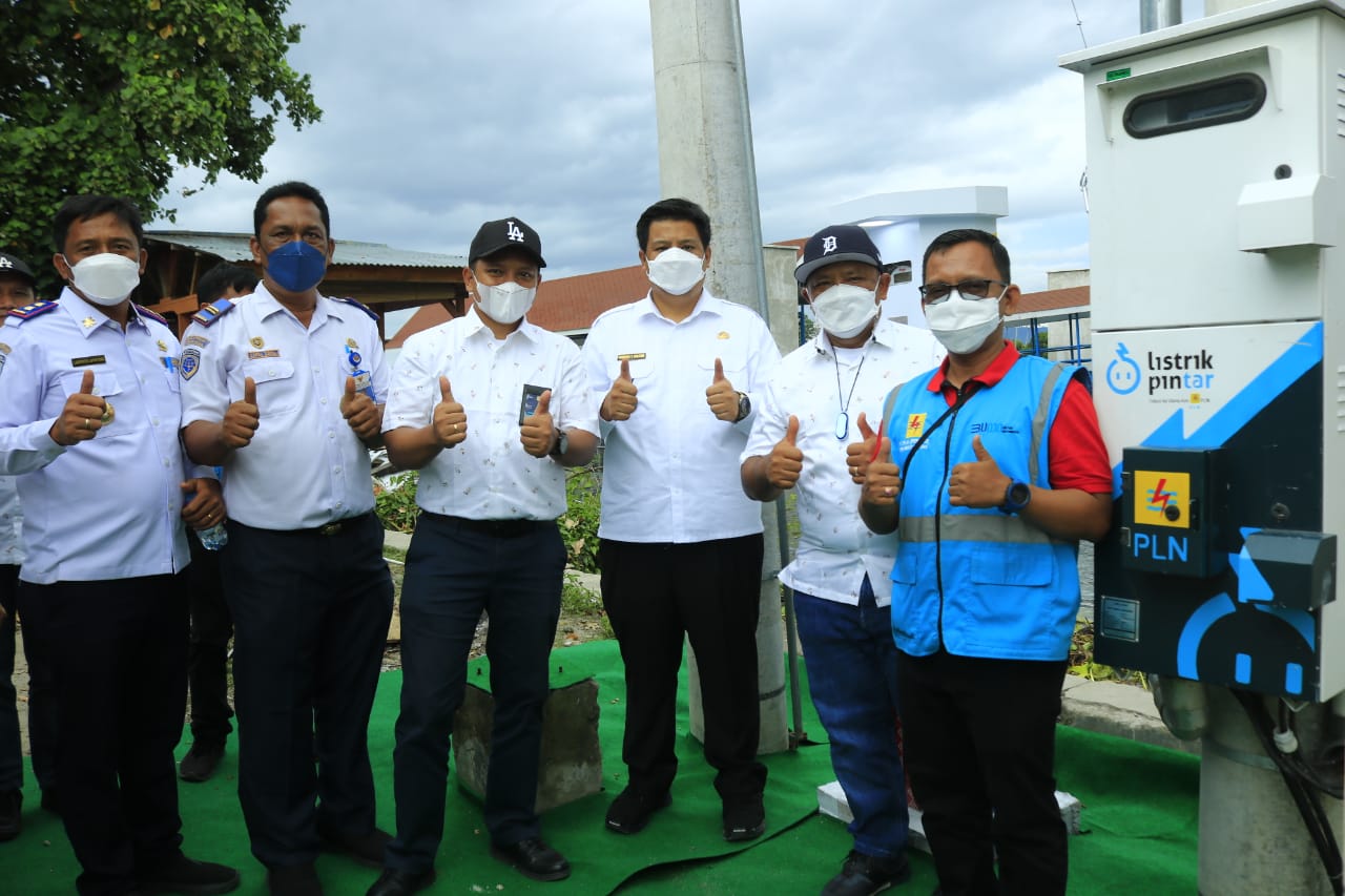 BUPATI SAMOSIR RESMIKAN PENYALAAN ANJUNGAN LISTRIK MANDIRI (ALMA) PELABUHAN SIMANINDO