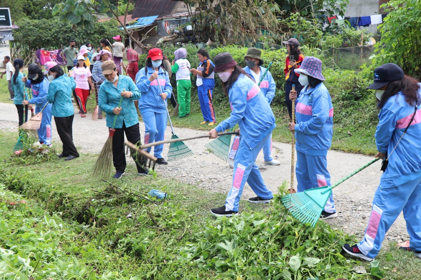 PKK Kabupaten Toba Ajak Gotong Royong dan Penyuluhan Stunting ke Masyarakat di Desa Simanobak, Kecamatan Silaen
