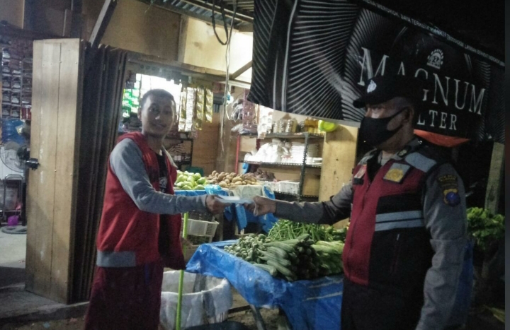 Polsek Bandar Pulau Polres Asahan Bagikan Masker Kepada Masyarakat di Pajak Pagi Desa Aek Songsongan