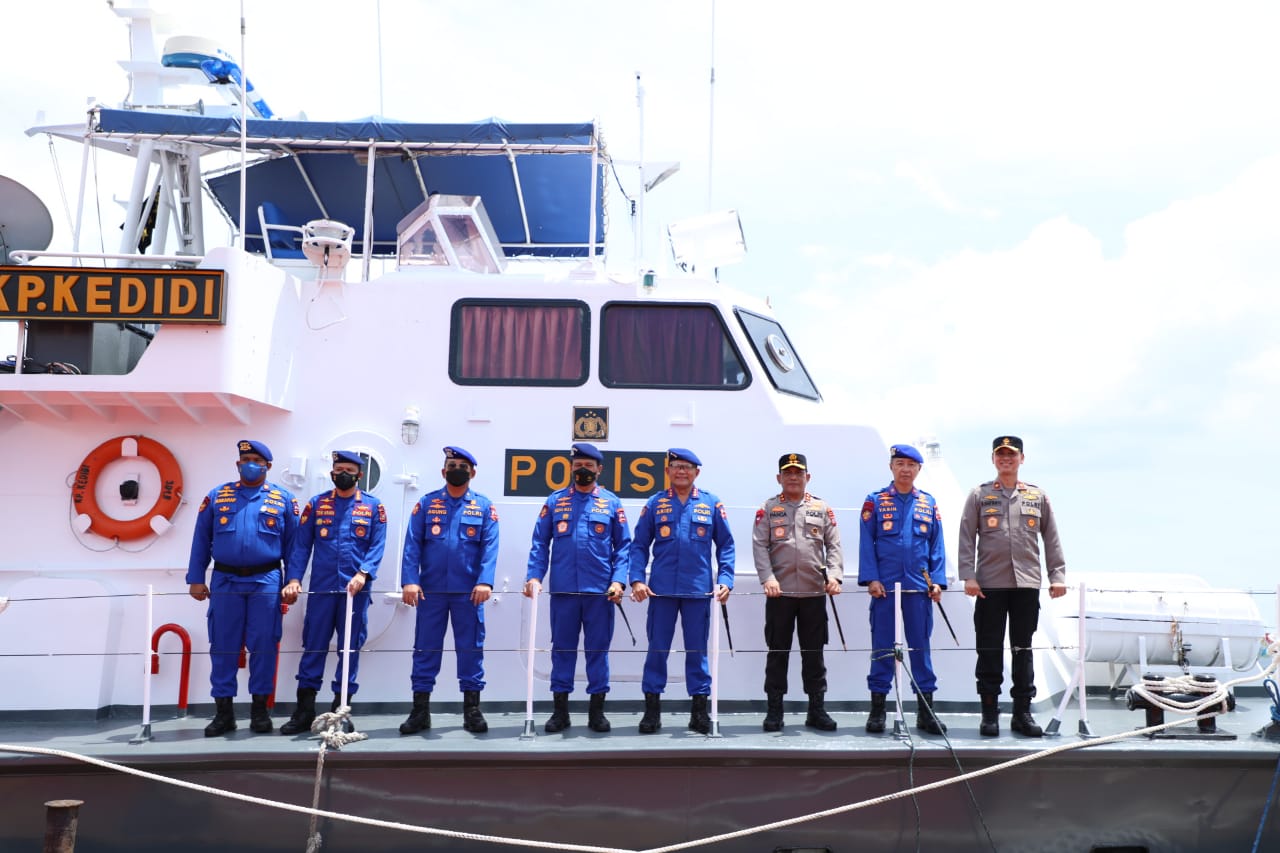 Kabaharkam Polri Berikan Penghargaan Kepada Personel Kapal Kedidi Ungkap Kasus Narkoba