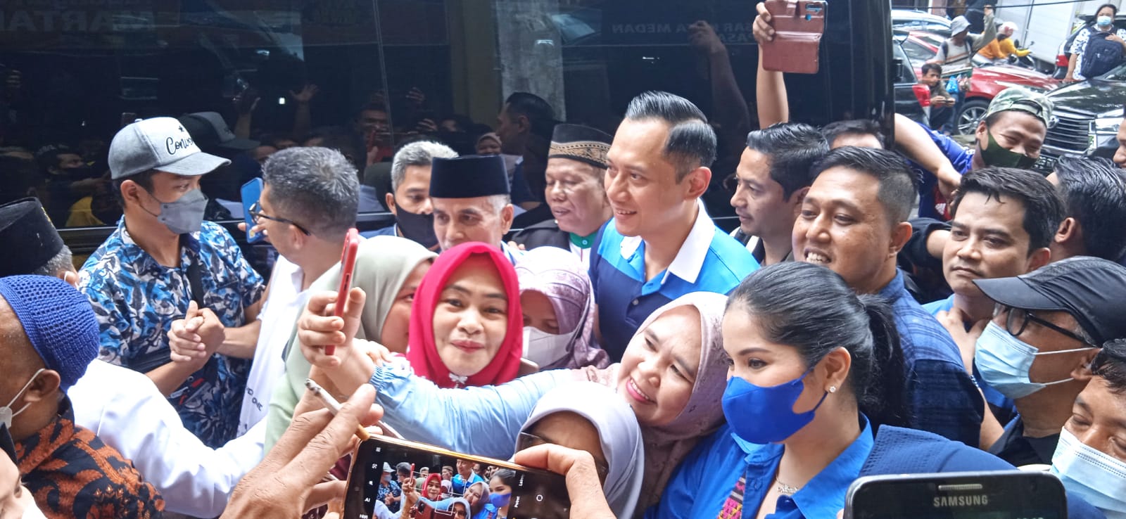 Berkunjung ke Pusat Pasar Medan, AHY dan Istri Jadi Rebutan Pedagang untuk Berswafoto