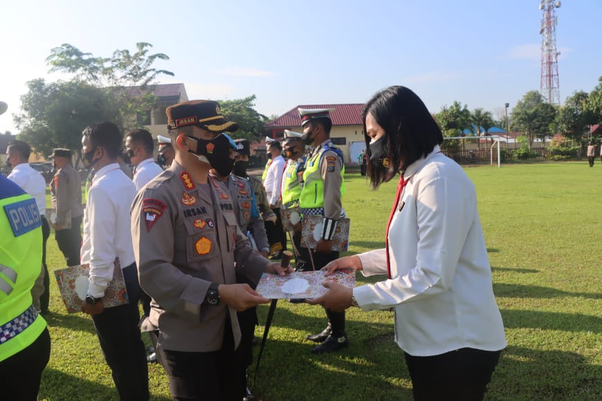 Kapolresta Deli Serdang Pimpin Upacara Purna Bakti Dan Pemberian Reward Kepada Personil Berprestasi