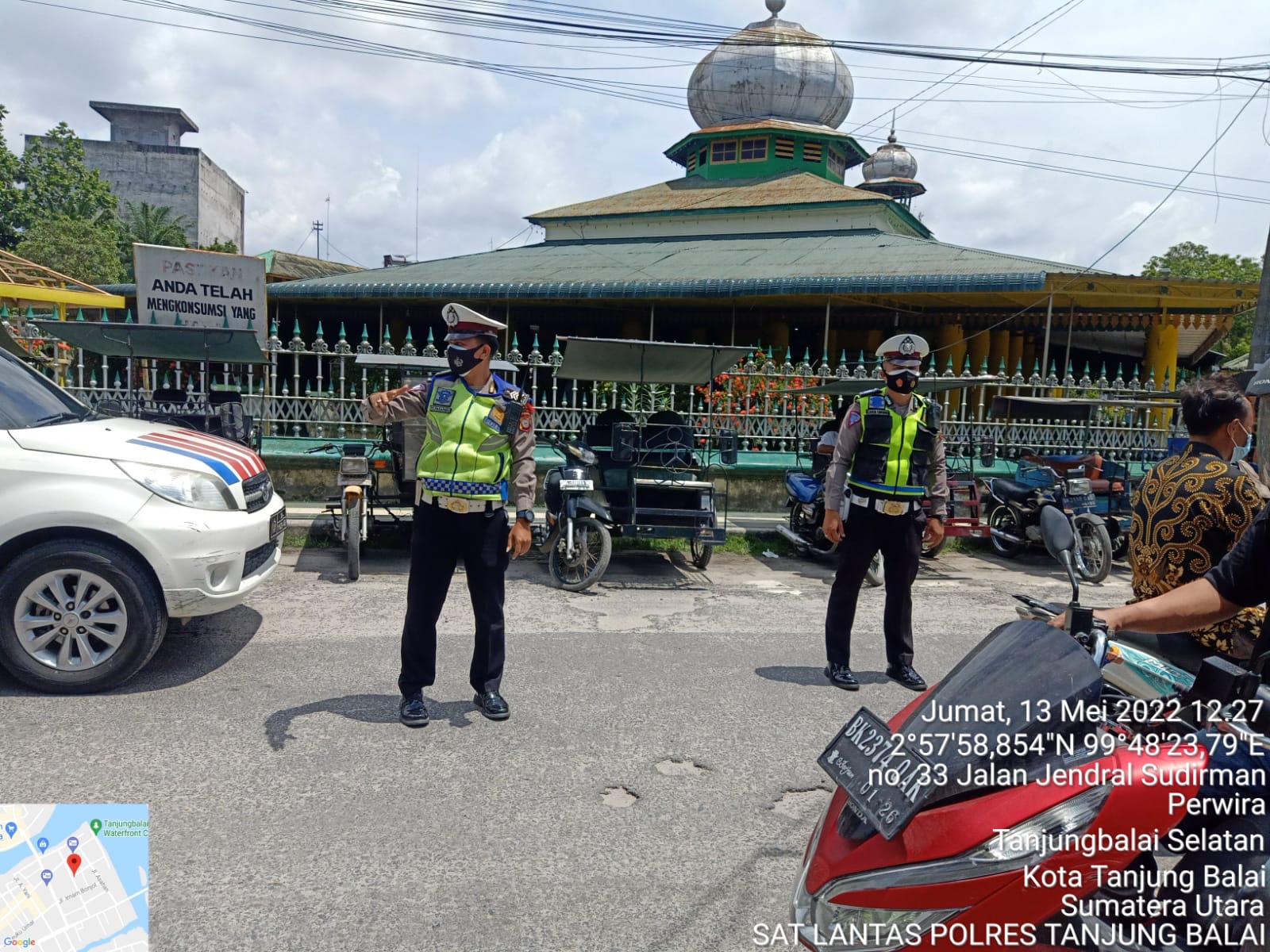 Personil Satlantas Polres Tanjung Balai Laksanakan Pengaturan Lalin saat Ibadah Sholat Jumat di Beberapa Mesjid